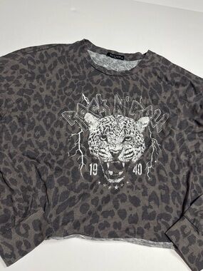 Zutter Women’s Leopard Print 'Rock N' Roll' Cropped Long Sleeve Shirt